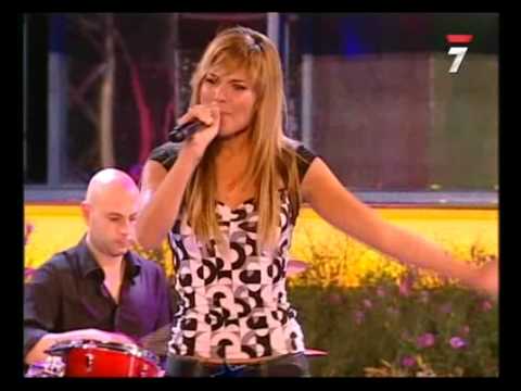 Edurne en Abrimos Por Vacaciones ( Cantando Un Poco De