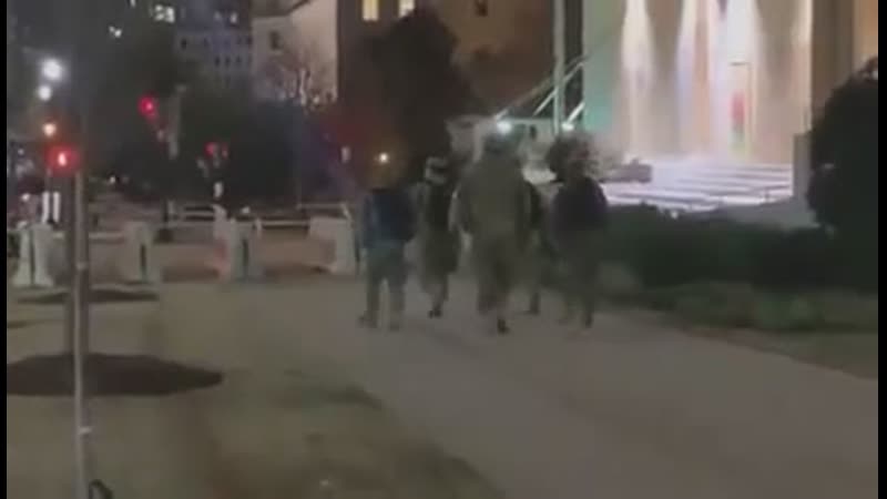 Alguien que entienda el video Gracias 25 1 DECENAS DE AUTOBUSES DE PRISIONEROS en plena Madrugada 2 am