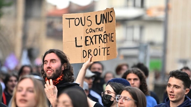 XAVIER MOREAU RN EXTRE ME DROITE, WASHINGTON AL AZOV , HOUTHIS 1 ANGLETERRE