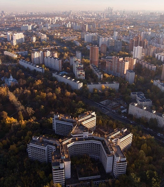 Кровавая жатва ХЗБ. Москва, 1992 2018 годы. Гигантскую больницу на 1300 коек начали возводить в 1980-м на заболоченном пустыре. В 1985 году здание было почти готово: в некоторых оконных проемах
