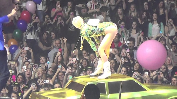 Miley Cyrus Love, Money, Party Bangerz Tour
