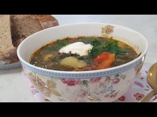 Зелёный борщ со щавелем, фасолью и яйцами.