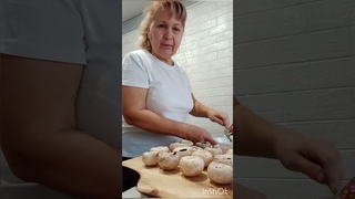 шампиньоны на мангале под сливочным соусом.