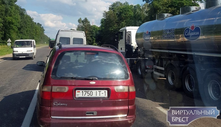 В Малоритском районе у д. Гусак молоковоз, похоже, протаранил микроавтобус. И "сложился" В Малоритском районе у д. Гусак молоковоз, похоже, протаранил микроавтобус. И "сложился"