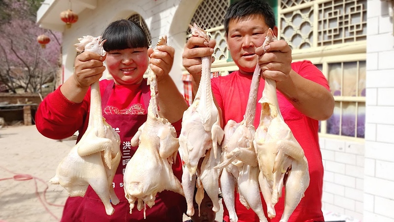 【陕北霞姐】胖弟弟帮忙垒院墙,霞姐一次炖5只鸡,就着米饭猛扒拉,3049