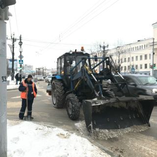 зачистка дороги. очистка дороги. уборка снега с тротуаров. инструменты дорожного рабочего. наледь на дороге.