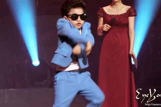 Gangnam Style Little Psy Boy-Маленький мальчик танцует Гангма стайл.