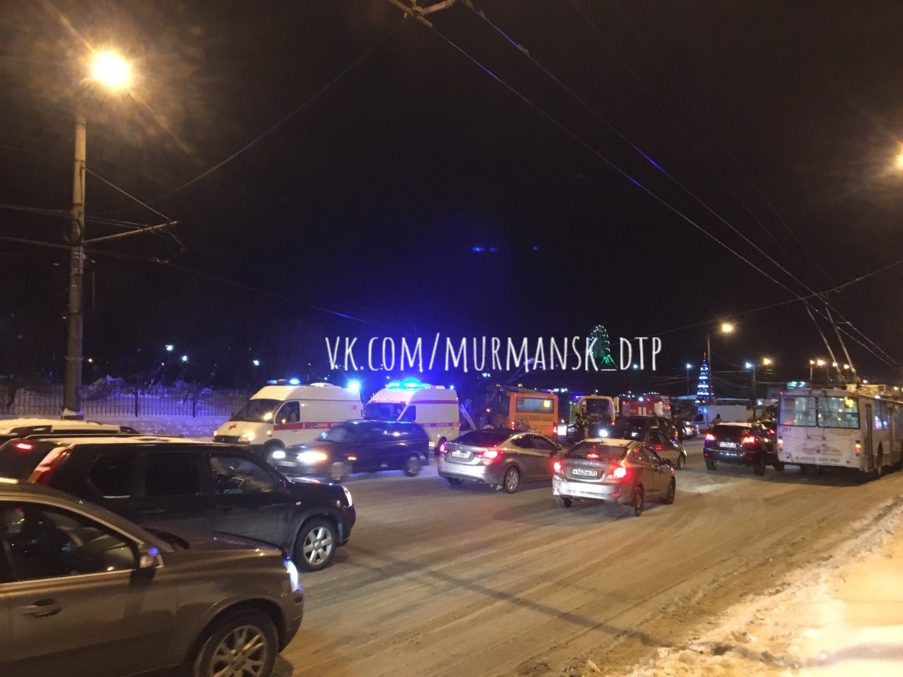 UPD: По информации ГИБДД, водителю стало плохо за рулем, автобус неконтролируемо совершил ДТП Это картинка