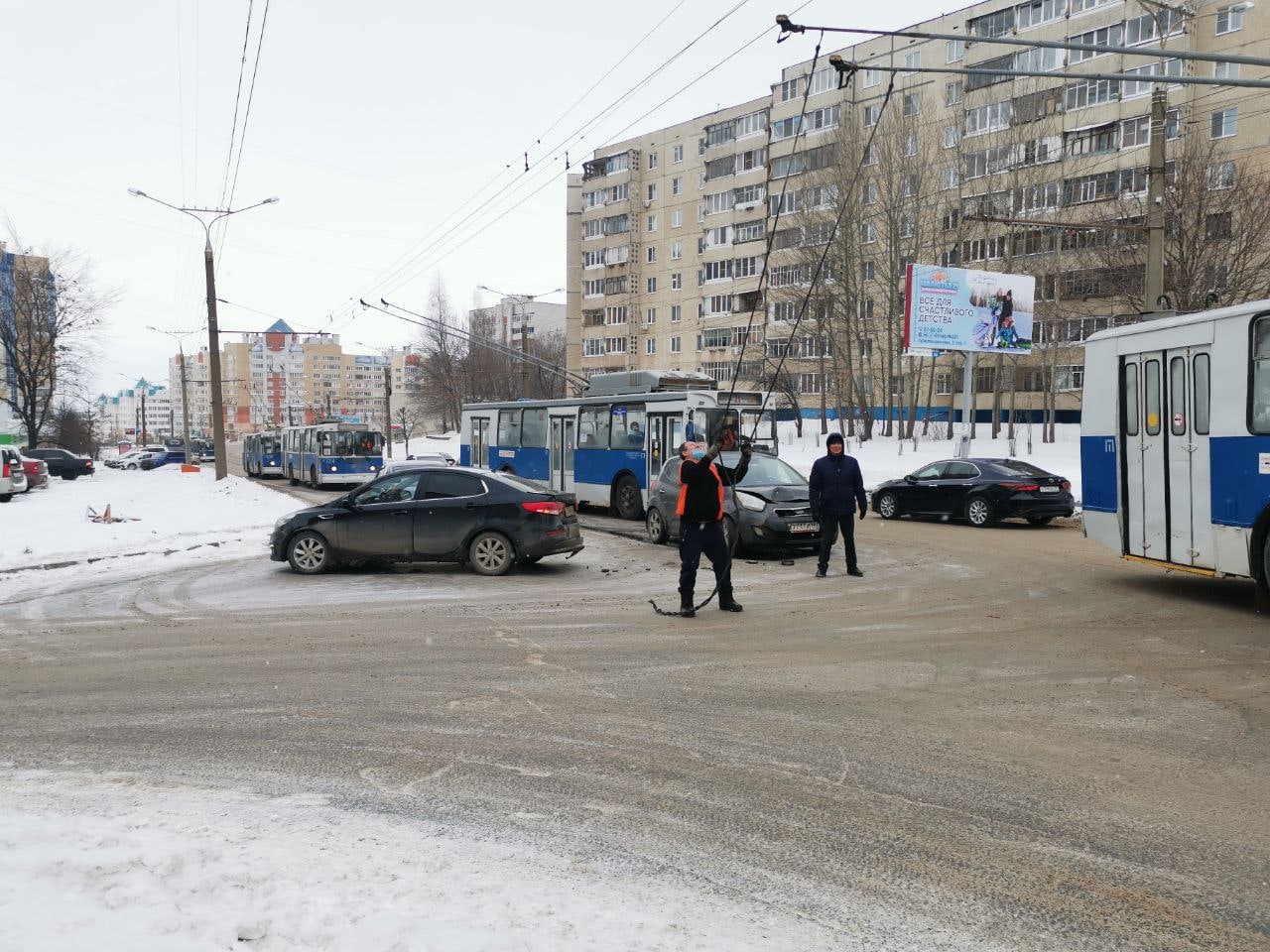 На Университетской собралась хорошенькая пробка из троллейбусов Это картинка