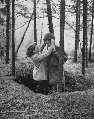 В 1947 году американский солдат Эрнест Крейлинг после свадьбы отправился со своей супругой в необычный медовый месяц по городам Европы Вместе они повторили боевой путь Эрнста, посетив места