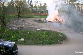 Парк 47, 02 05 2016, взрыв мусорки, видео с камеры ООО Флекс 720p