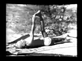 Кришнамачарья и Б.К.С. Айенгар в 1938 под пение Йога-Сутр,  Часть 5 из 6
