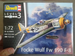 Распаковка сборной модели самолёта Focke-Wulf 190 F-8 от фирмы Revell